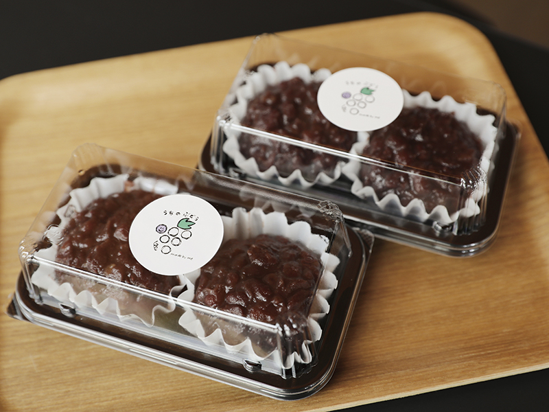 手作りのあんこが美味しいと評判のおはぎ。2個入りで210円(税込)